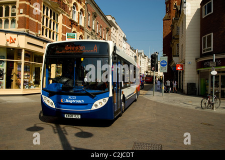 Occupé à Exeter city high street avec les gens de bus, Exeter, Devon, England, UK 2011 Banque D'Images