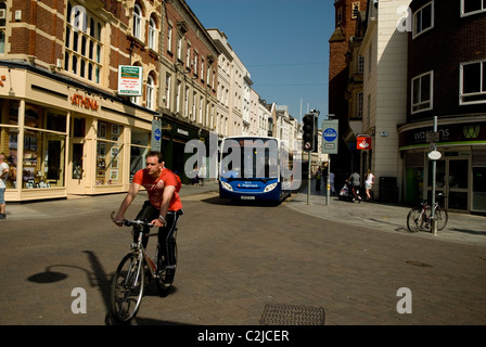 Occupé à Exeter city high street avec le bus des cyclistes et des personnes, Exeter, Devon, England, UK 2011 Banque D'Images