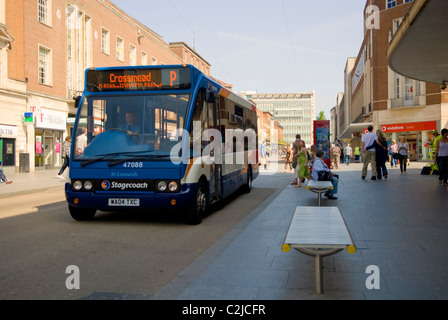 Occupé à Exeter city high street avec le bus et les gens, Exeter, Devon, England, UK 2011 Banque D'Images