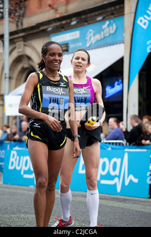 Derartu Tulu Jo Pavey félicite après Manchester 10k super jogging 2010 Banque D'Images