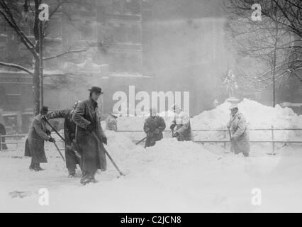 Les hommes en charge de la formation d'artillerie de gros canon avec coquille Massive Banque D'Images