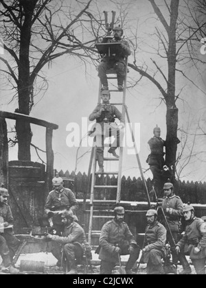 Une foule de femmes insérées parmi les grands d'obus sur un sol de l'usine. Banque D'Images