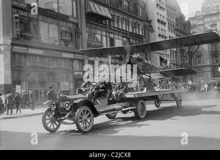 Sur l'artère principale de Londres Omnibus réalise des publicités pour l'exposition britannique japonais Banque D'Images