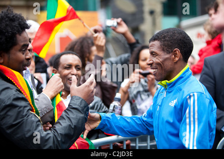 Haile Gebrselassie, célèbre avec ses collègues éthiopiens après avoir remporté le 10k en 2010 Manchester Banque D'Images