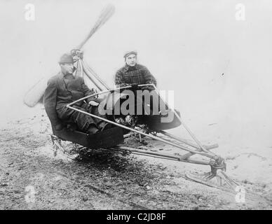 L'homme a deux Auto glace traîneau avec grande hélice à conduire des sensations fortes à travers le lit du lac Banque D'Images