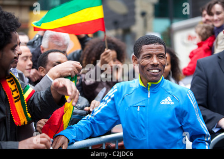 Haile Gebrselassie, célèbre avec ses collègues éthiopiens après avoir remporté le 10k en 2010 Manchester Banque D'Images