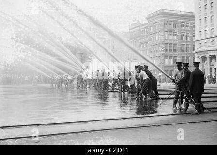 Fireman testing flexibles haute pression, New York Banque D'Images