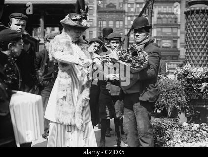 L'achat de fleurs de Pâques dans la région de Union Square, New York Banque D'Images