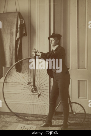 L'intérieur de la maison avec un Penny Farthing Location Banque D'Images