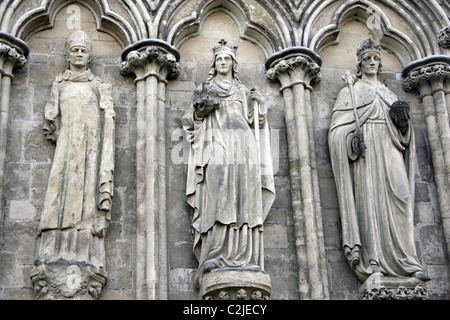 Sculptures sur le front de l'ouest de la cathédrale de Salisbury, Salisbury, Wiltshire, Angleterre, Royaume-Uni Banque D'Images