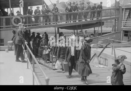 Les immigrants arrivant à Ellis Island Banque D'Images