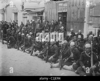 Unité d'infanterie turque pose avec leurs fusils et portant costume traditionnel Banque D'Images