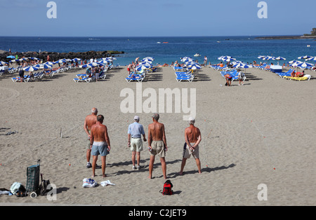 Les hommes jouant pétanque sur la plage. Playa de las Vistas, Los Cristianos, Tenerife, Espagne Banque D'Images