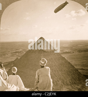 Graf Zeppelin sur les Pyramides Banque D'Images