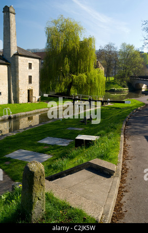 Verrouillage inférieur et station de pompage sur le canal Kennet et Avon, Widcombe, Bath, Somerset, Angleterre, ROYAUME-UNI. Banque D'Images