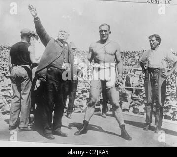 Boxer et annonceur dans ring de boxe Banque D'Images