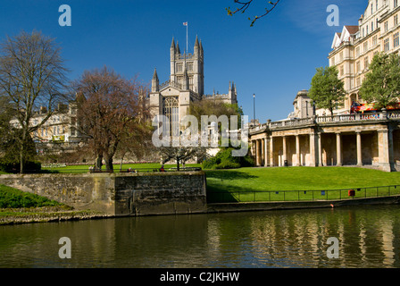 L'Abbaye de Bath, rivière Avonl et parade Gardens ; bain ; Angleterre ; Somerset Banque D'Images