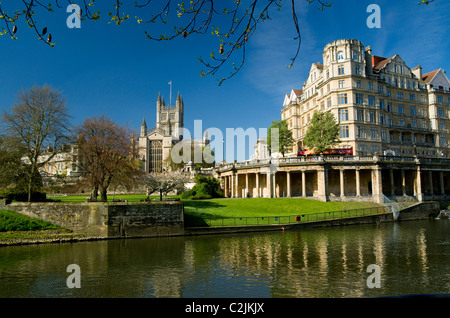 L'Abbaye de Bath, rivière Avon et de l'Ancien Empire Hotel ; bain ; Angleterre ; Somerset Banque D'Images