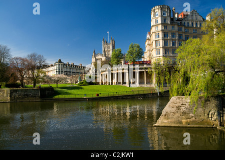 L'Abbaye de Bath, rivière Avon et de l'Ancien Empire Hotel ; bain ; Angleterre ; Somerset Banque D'Images