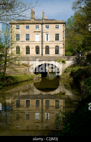 Kennet and Avon Canal qui court sous Cleveland House, l'ancien siège de la Kennet and Avon Canal Company, Bath, Somerset. Banque D'Images