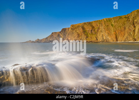 Ciel bleu, soleil, roches, l'eau en cascade, de la mer, l'eau qui coule, cascade, coulant du nord au sud-ouest du littoral, mouvement Banque D'Images