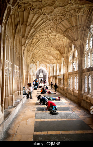 Cloître de la cathédrale de Gloucester, avec peu d'enfants étudiant ; Kreuzgang dans der kathedrale von Kindern mit spielenden Gloucester Banque D'Images