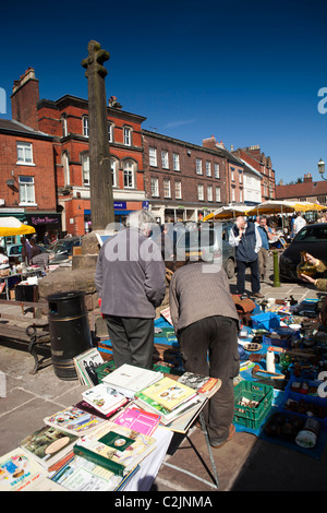 Royaume-uni, Angleterre, Staffordshire, poireau, centre-ville, Place du marché, samedi marché Antiquités et objets en cours Banque D'Images