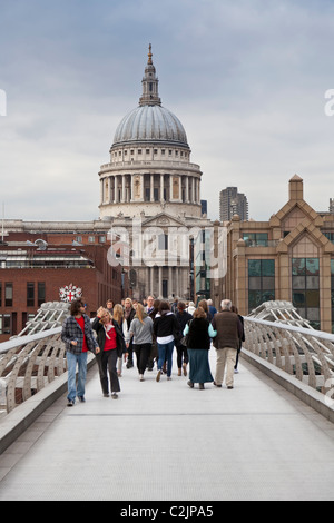 La Cathédrale St Paul und Millennium Bridge, Londres, Angleterre, Iles, Europa Banque D'Images