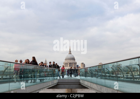 La Cathédrale St Paul und Millennium Bridge, Londres, Angleterre, Iles, Europa Banque D'Images