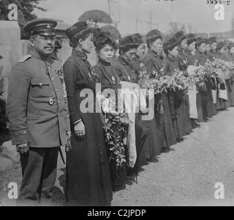 Croix Rouge japonaise revient de Russie Banque D'Images