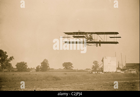 Curtiss-Herring, avion en vol en helicoptère over field Banque D'Images