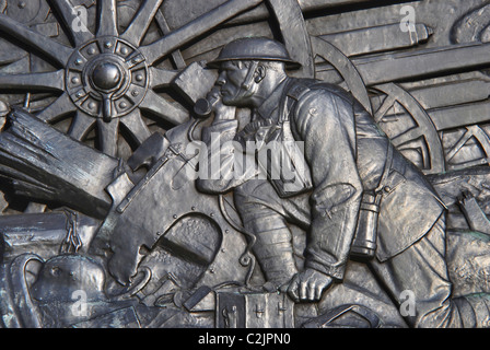 La première guerre mondiale d'artilleurs inscrit sur la Division des gardiens War Memorial à Horse Guards Parade Londres Angleterre/Royaume-Uni. Détail de Frise. Banque D'Images