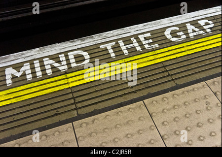 L'esprit de l'écart d'alerte sur le bord d'une plate-forme de la station de métro de Londres, Londres, Angleterre Banque D'Images