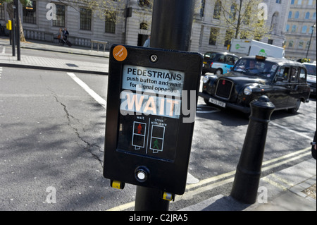 Passage pour piétons pousser pour feu vert à Londres, Angleterre, RU Banque D'Images