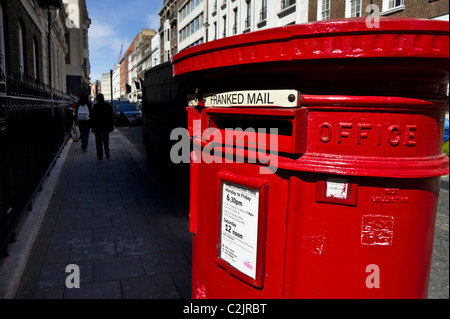 Bureau de poste aux lettres rouge à Londres, Angleterre, RU Banque D'Images