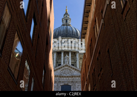 La Cathédrale St Paul dome vu entre deux bâtiments, London, England, UK Banque D'Images