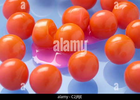 Les fusils marqueurs à balles de peinture orange pour Banque D'Images