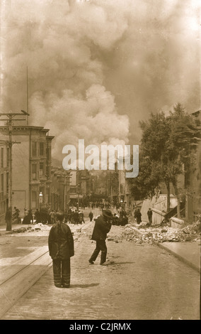 En regardant rue à une ville en feu après le séisme Banque D'Images