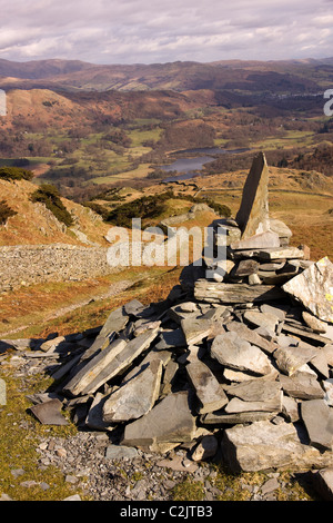 Cairn de pierre par chemin et mur de pierre sèche sur Lingmoor tomba avec Elterwater en dessous, Langdale, Cumbria, Angleterre, Royaume-Uni Banque D'Images