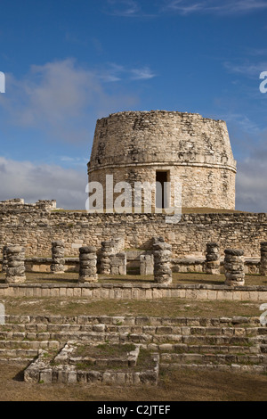 Le temple circulaire (El Temple Redondo) et le prix de l'accs masques au ruines Maya de Mayapan dans la péninsule du Yucatan, au Mexique. Banque D'Images