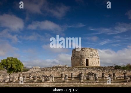 Le temple circulaire (El Templo Redondo) et le prix de l'accs masques au ruines Maya de Mayapan dans la péninsule du Yucatan, au Mexique. Banque D'Images