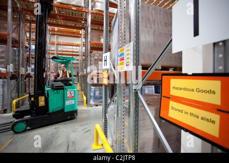 Deutsche Post DHL express et de distribution d'entrepôt Conducteur de chariot élévateur, Poyle, Berkshire, Angleterre. Photo:Jeff Gilbert Banque D'Images