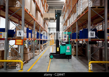 Deutsche Post DHL express et de distribution d'entrepôt Conducteur de chariot élévateur, Poyle, Berkshire, Angleterre. Photo:Jeff Gilbert Banque D'Images