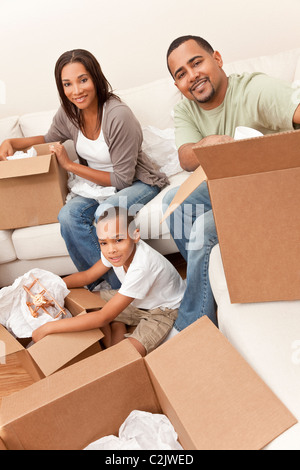 African American Family, parents et fils, déballage des boîtes et de déménager dans une nouvelle maison. Banque D'Images