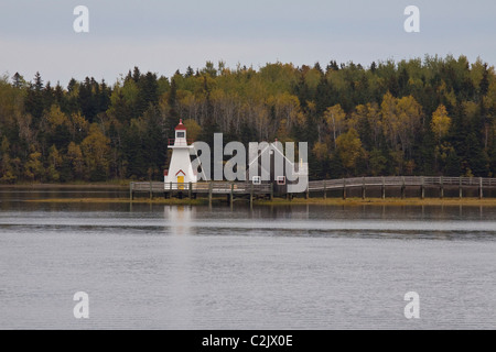 Phare et jetée à recréé Village acadien de Bouctouche, Nouveau-Brunswick, Canada Banque D'Images