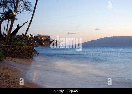 Vue magique à la recherche le long de la plage de West Maui, près de Kahana, au crépuscule. Île de Lanai au loin. Banque D'Images