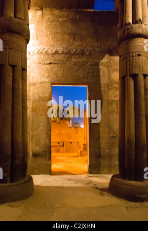 Colonnade au temple de Louxor - Égypte Banque D'Images