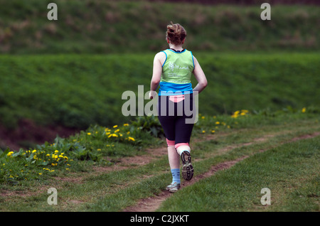 Femme du jogging le long de berges de la rivière Mersey à Didsbury, Manchester sud Banque D'Images