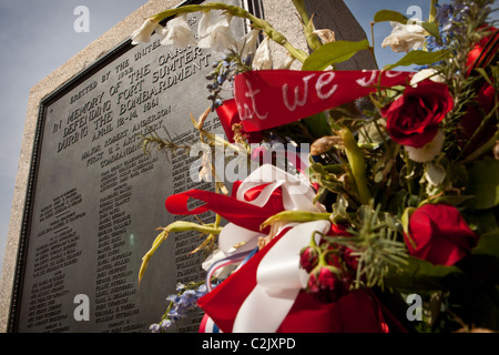 De gerbes au Monument aux défenseurs de l'Union à Fort Sumter sur le 150e anniversaire de la rétrocession de la guerre de Sécession Banque D'Images