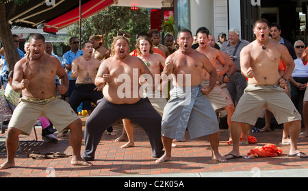 Le Pan Pacific crew effectuer un Haka Banque D'Images